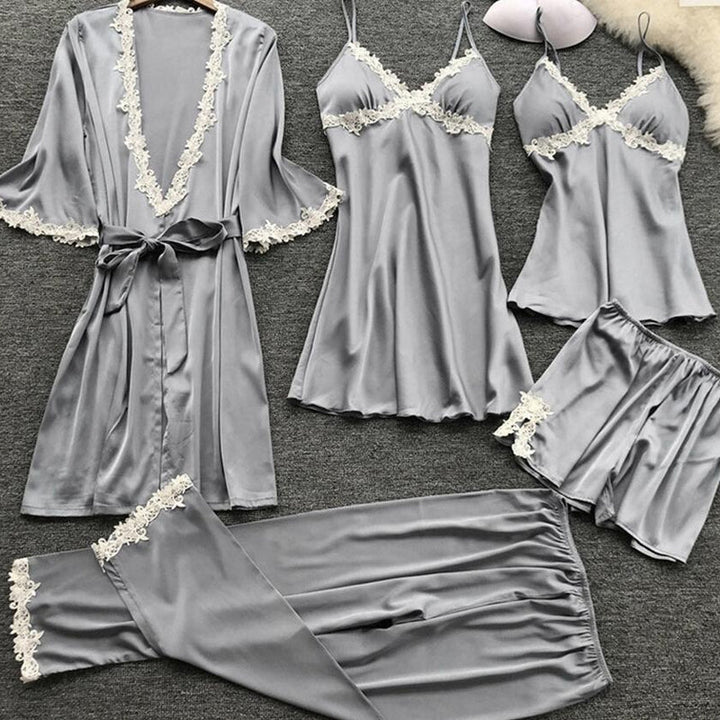 "Femdelad spets pyjamas för damer, elastisk, i elegant röd nyans, med hängselkjol och broderade detaljer."