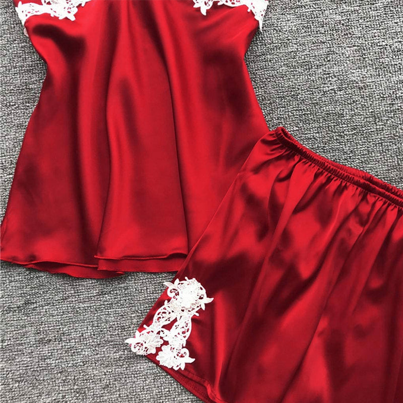 "Femdelad spets pyjamas för damer, elastisk, i elegant röd nyans, med hängselkjol och broderade detaljer."