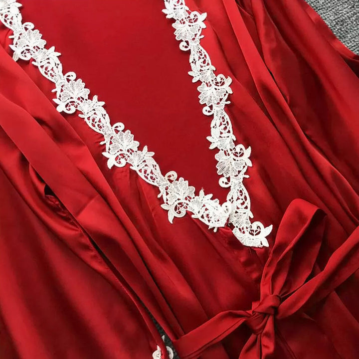 "Femdelad spets pyjamas för damer, elastisk, i elegant röd nyans, med hängselkjol och broderade detaljer."