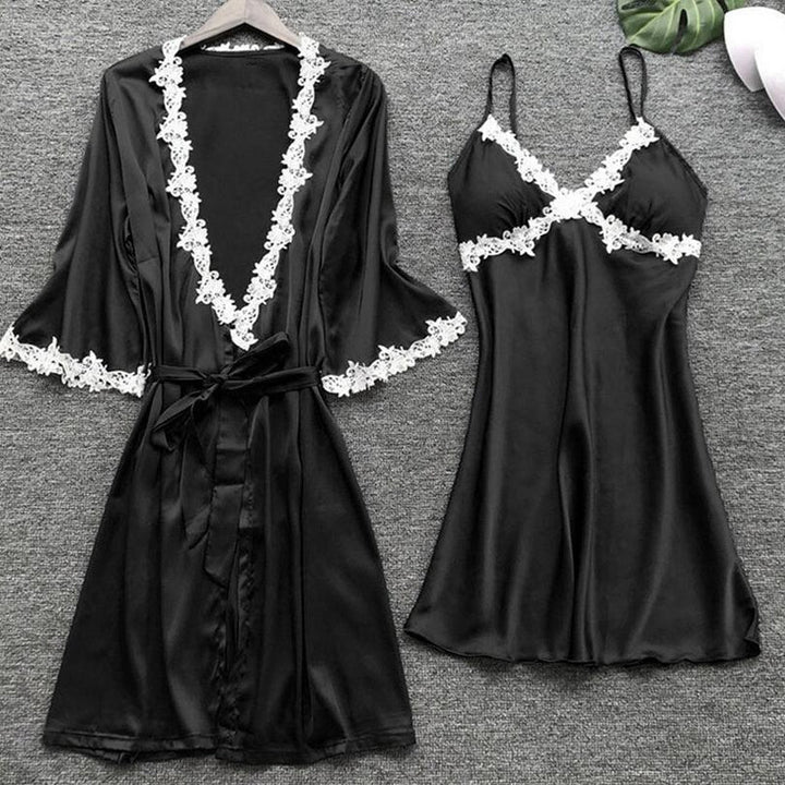 "Femdelad spets pyjamas för damer, elastisk, i elegant röd nyans, med hängselkjol och broderade detaljer."