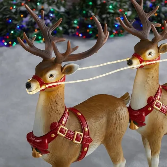 Detaljerad juldekoration med Jultomten och renar. Idealisk julgåva för festlig inredning hemma.