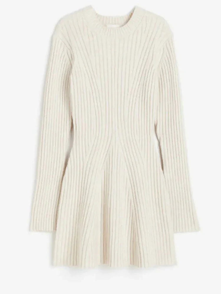 Kvinnlig figurnära stickad klänning i beige färg, idealisk för vardag eller fest, varm och elegant.