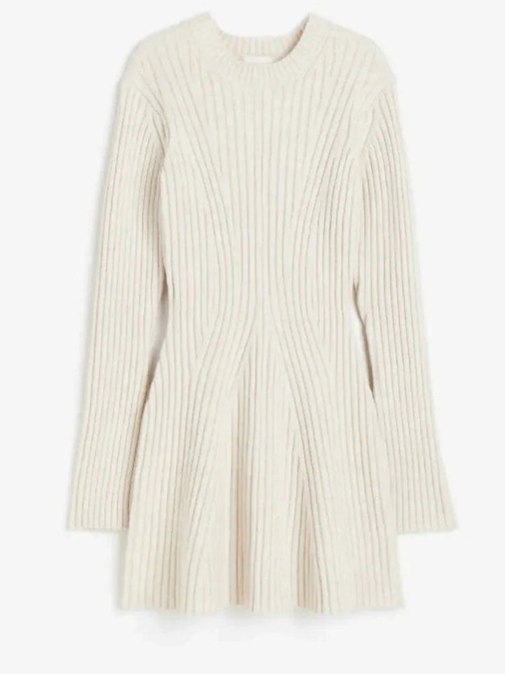 Kvinnlig figurnära stickad klänning i beige färg, idealisk för vardag eller fest, varm och elegant.
