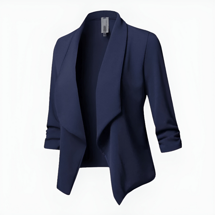 Detaljbild av en figurnära kavaj för dam, visar den öppna fronten och det mjuka tyget, elegant dammode.