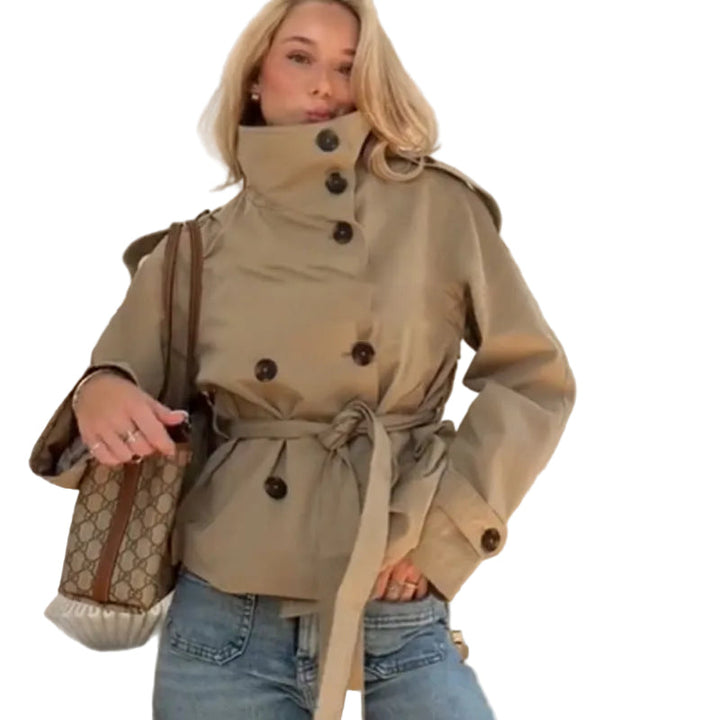 Figursydd beige trenchcoat för kvinnor med krage och bälte, perfekt vår- eller höstjacka.