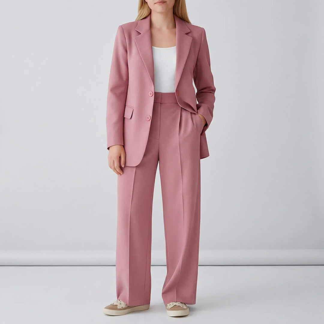 Professionell figursydd kavaj från Zoe byxkostym. Elegant damkavaj idealisk för affärskläder och möten.