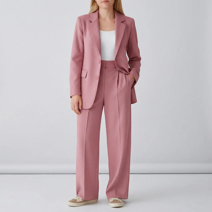 Professionell figursydd kavaj från Zoe byxkostym. Elegant damkavaj idealisk för affärskläder och möten.
