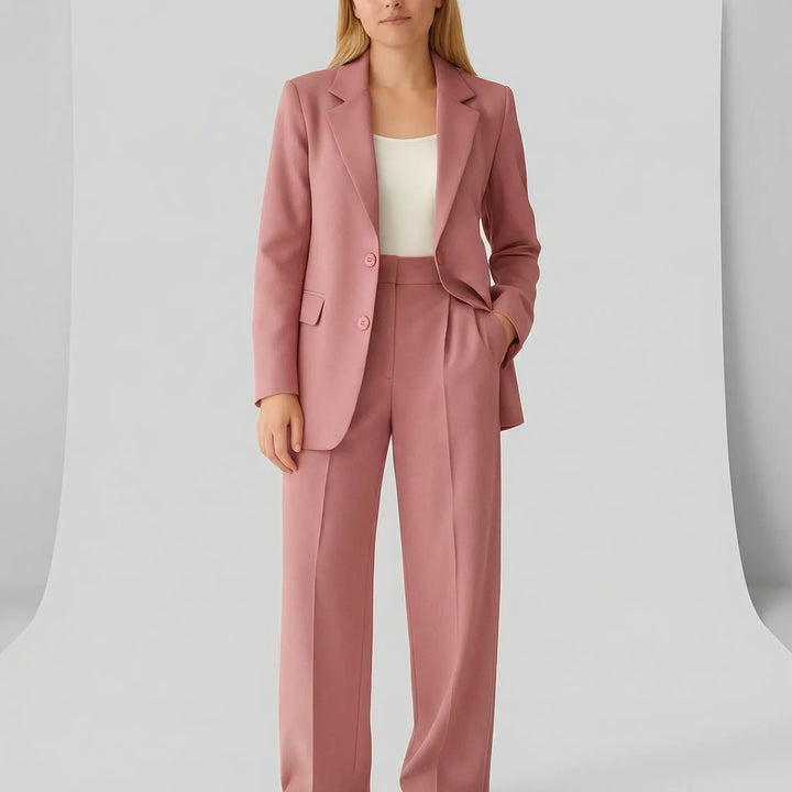 Kvinna i elegant Zoe figursydd byxkostym. Stilren professionell look med kavaj och vida byxor för jobbet.