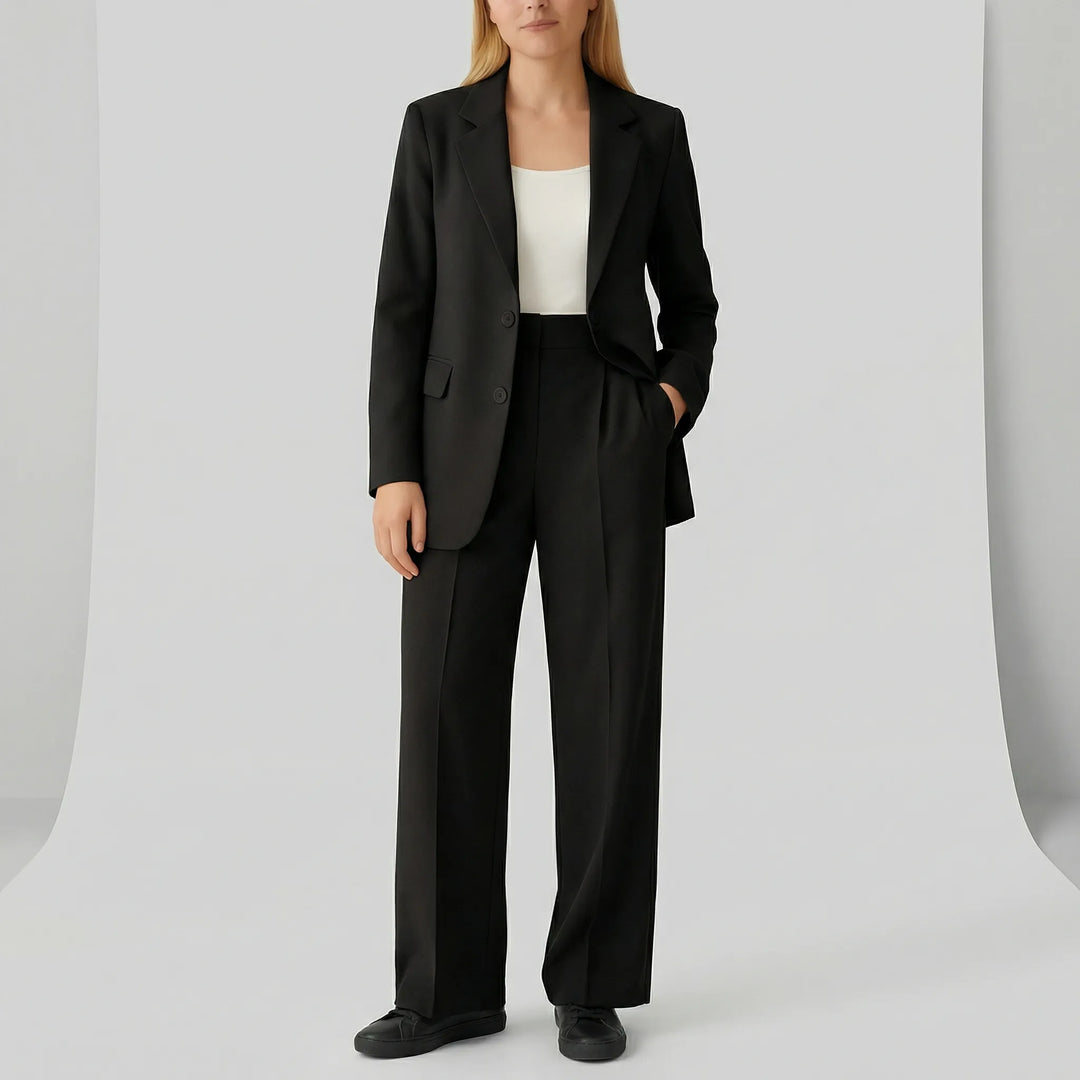 Detalj av tyg i Zoe dam byxkostym. Högkvalitativt material för professionell elegans och arbetskläder.