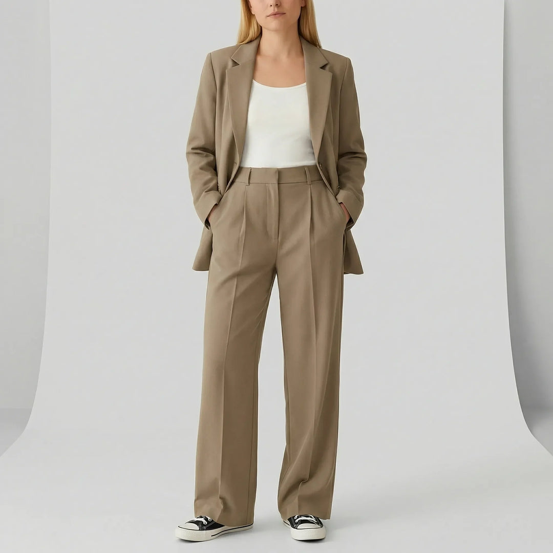 Zoe dam byxkostym, en mångsidig outfit. Perfekt för kontoret, affärsmöten och formella evenemang.