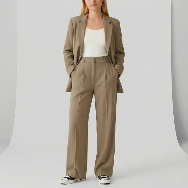 Zoe dam byxkostym, en mångsidig outfit. Perfekt för kontoret, affärsmöten och formella evenemang.