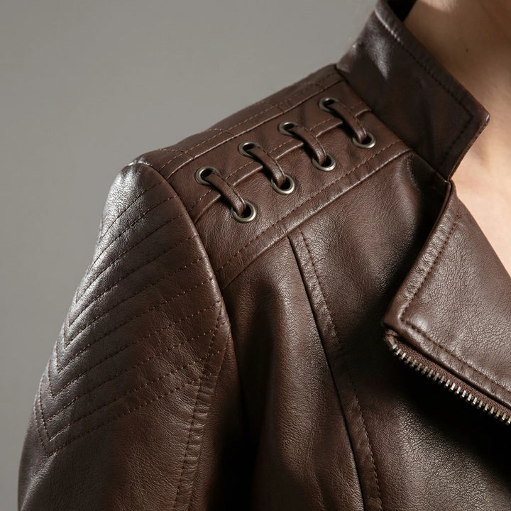 Kvinnlig modell bär figursydd vintage bikerjacka Elizabeth, visar elegant passform & stil.