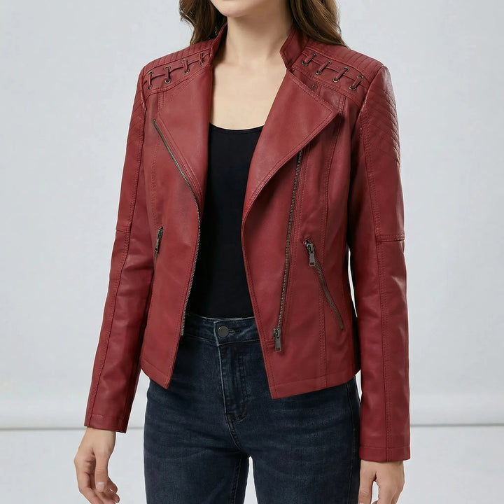 Dam vintage bikerjacka Elizabeth öppen, visar ledig stil & attityd som ytterplagg.