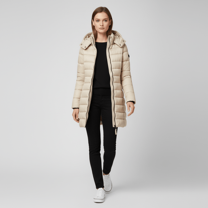 Varm fodrad vinterjacka Sofia för dam. Bekväm figursydd parkas med huva, perfekt för vardag.