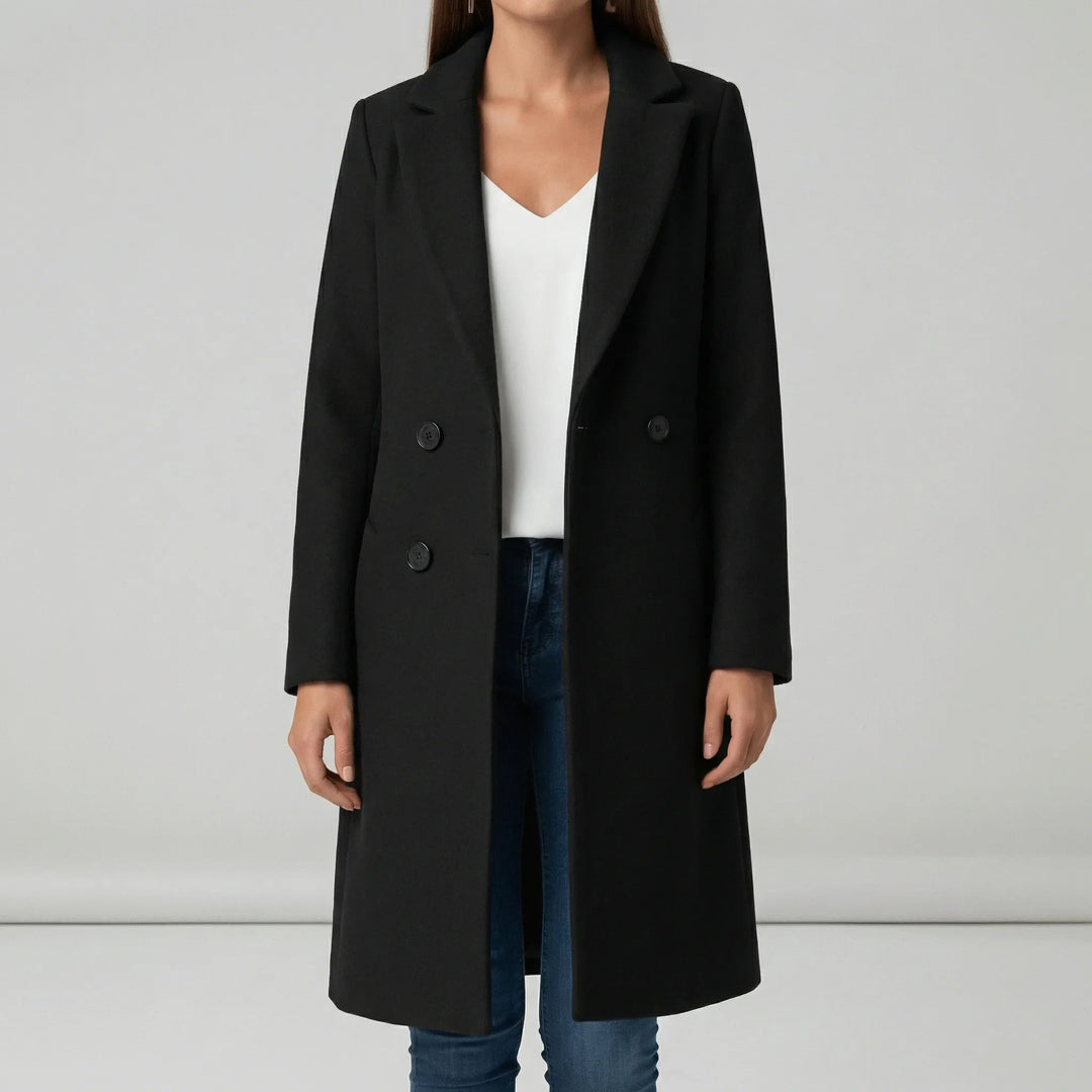 Dam i figursydd lång kappa Kiara. Elegant mode för kvinnor, idealisk för vardag och fest.
