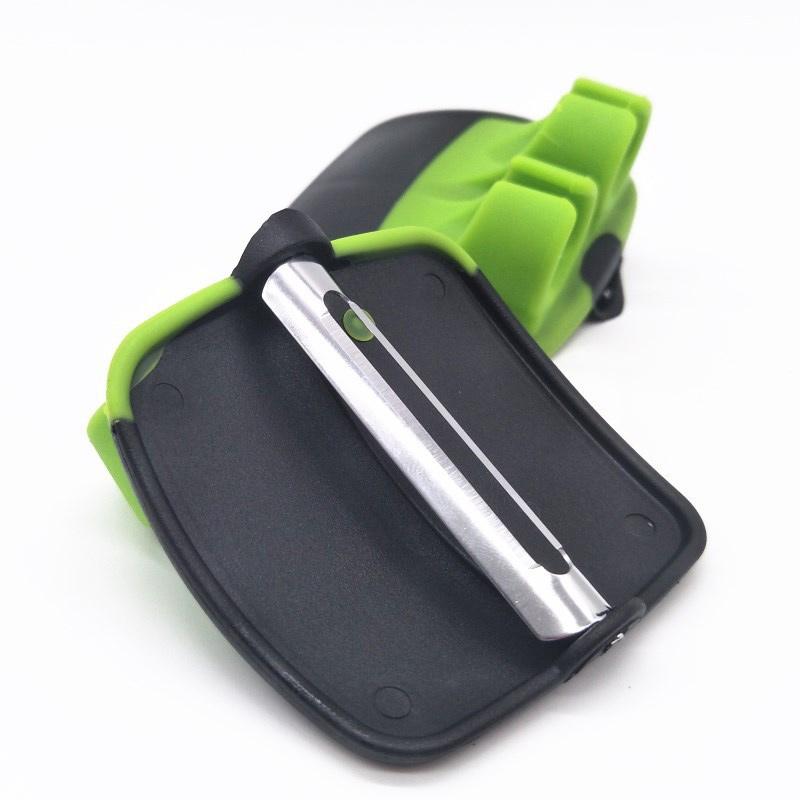 "Fingerskalare i grön och orange, ergonomisk design, kökspryl för säker och enkel hantering av frukt och grönsaker."