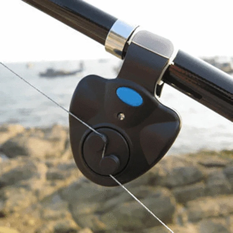 "Fiskeredskap med LED-larm för nattfiske, svart cylindrisk enhet med lysdiod som upptäcker fiskhugg även i mörker."