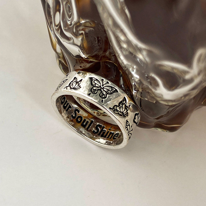 "Fjärilsring i legering, detaljerad fjärilsdesign, symbol för frihet, damaccessoar, elegant och tidlös smyckesdetalj."