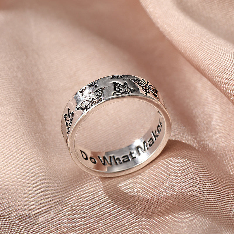 "Fjärilsring i legering, detaljerad fjärilsdesign, symbol för frihet, damaccessoar, elegant och tidlös smyckesdetalj."