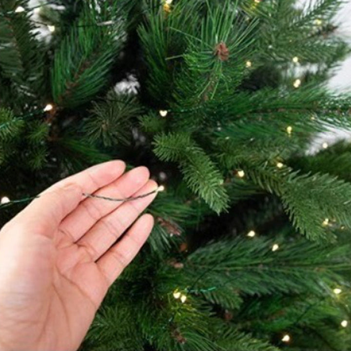 "Fjärrstyrt LED-julgransljusband med stjärnhimmel, blinkande stjärnor på flexibel tråd, skapar magisk julbelysning."