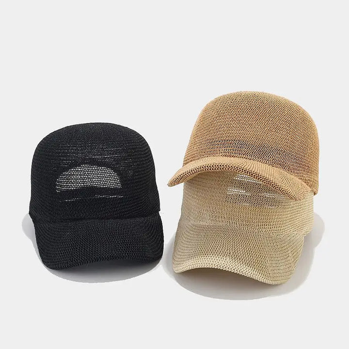 Dam med elegant flätad solhatt med bred skärm, njuter av solen med optimalt UV-skydd. Perfekt strandtillbehör.