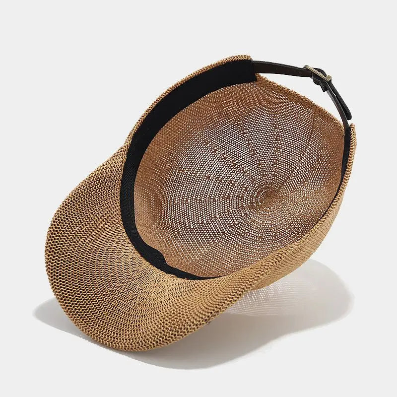 Detaljbild av flätad solhatt i naturmaterial med bred skärm, designad för UV-skydd. En modern sommarhatt.