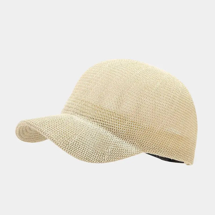 Dammodell bär trendig flätad solhatt med bred skärm, en snygg sommarhatt som ger effektivt UV-skydd i solen.