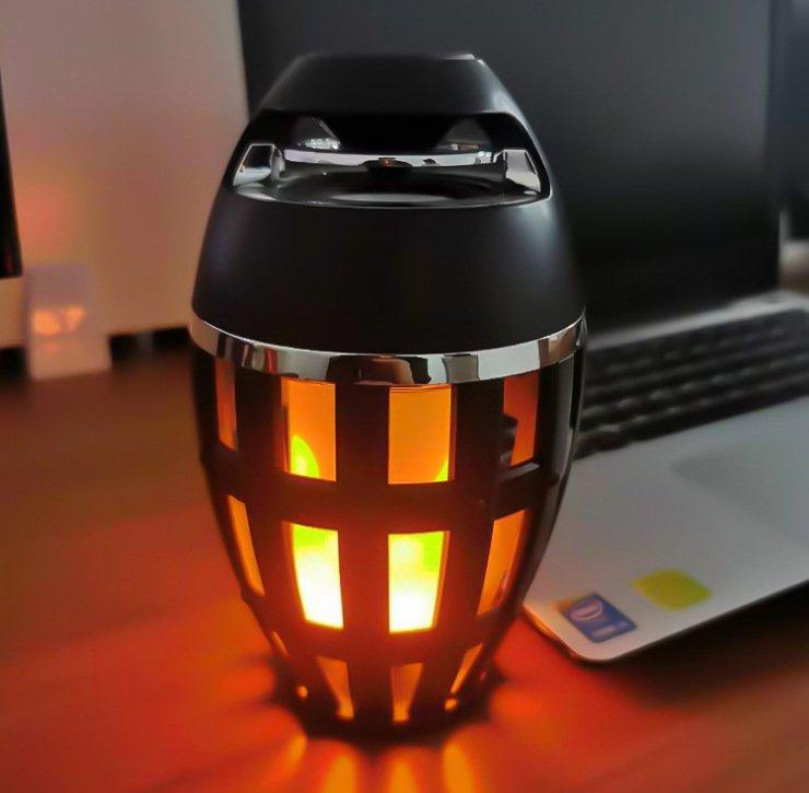 Flamhögtalare med flammeffekt, vattentät IP65, svart design, bärbar Bluetooth-högtalare för utomhusbruk och fest.
