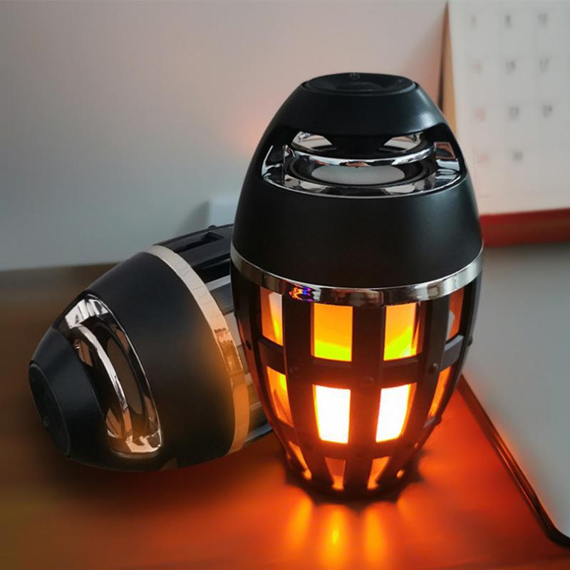 Flamhögtalare med flammeffekt, vattentät IP65, svart design, bärbar Bluetooth-högtalare för utomhusbruk och fest.
