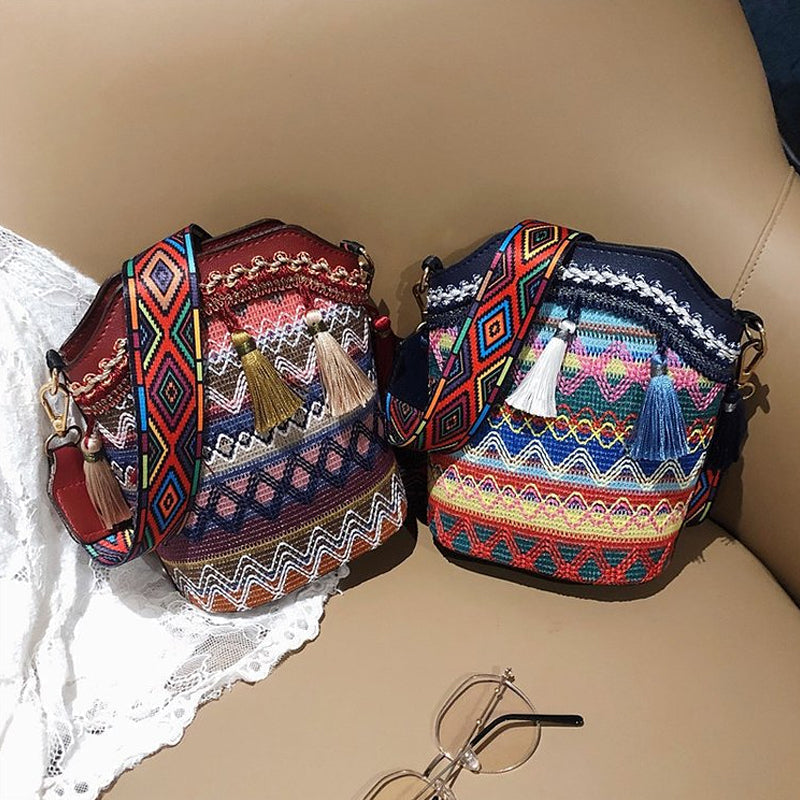 Flätad axelväska för kvinnor i sommarkolor, rotting och polyester, perfekt för strandresor och vardagsbruk.
