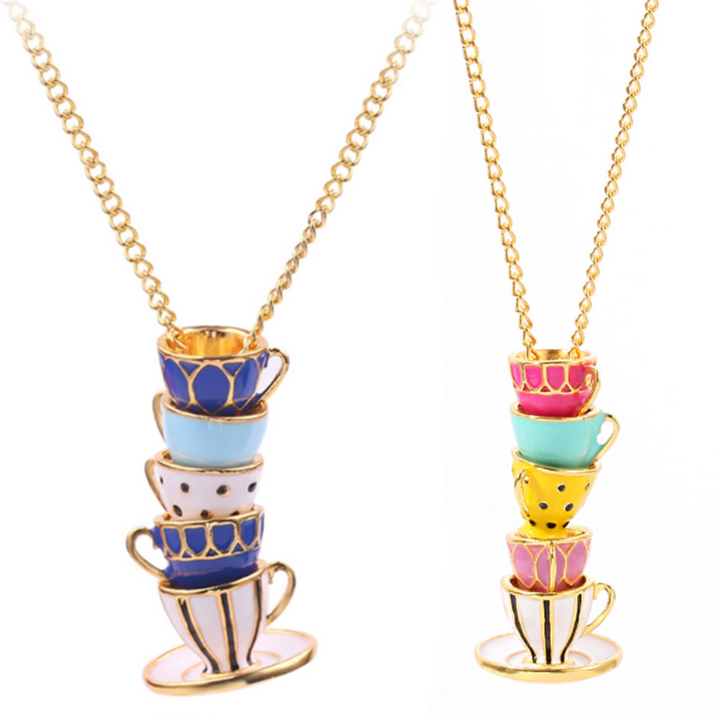 "Flerfärgad tekoppströja hänge halsband i sagoinspirerad design, med guldpläterad koppar och justerbar kedja."