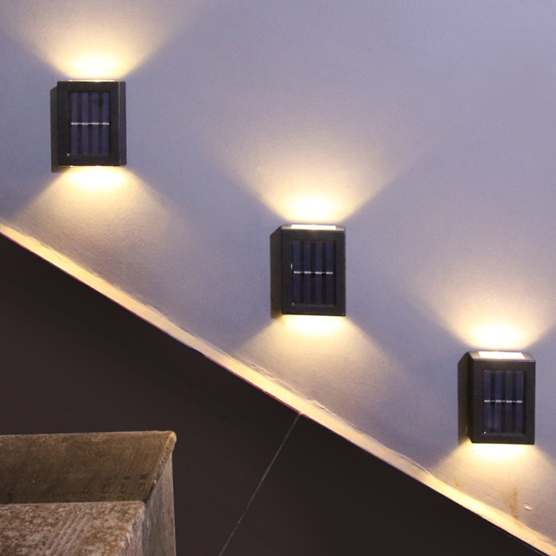 "Flerfärgad vattentät solcellsvägglampa för utomhusbruk, modern design, tre ljusfärger, IP65, energisnål belysning."