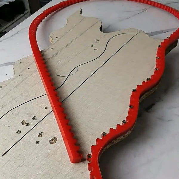 "Flexibel profileringsremsa i polymer, böjbar, kedjedesign, perfekt för böjda ytor, träarbete och precision."