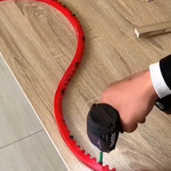 "Flexibel profileringsremsa i polymer, böjbar, kedjedesign, perfekt för böjda ytor, träarbete och precision."