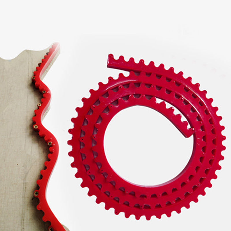 "Flexibel profileringsremsa i polymer, böjbar, kedjedesign, perfekt för böjda ytor, träarbete och precision."