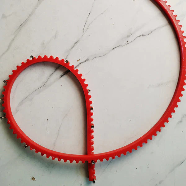 "Flexibel profileringsremsa i polymer, böjbar, kedjedesign, perfekt för böjda ytor, träarbete och precision."