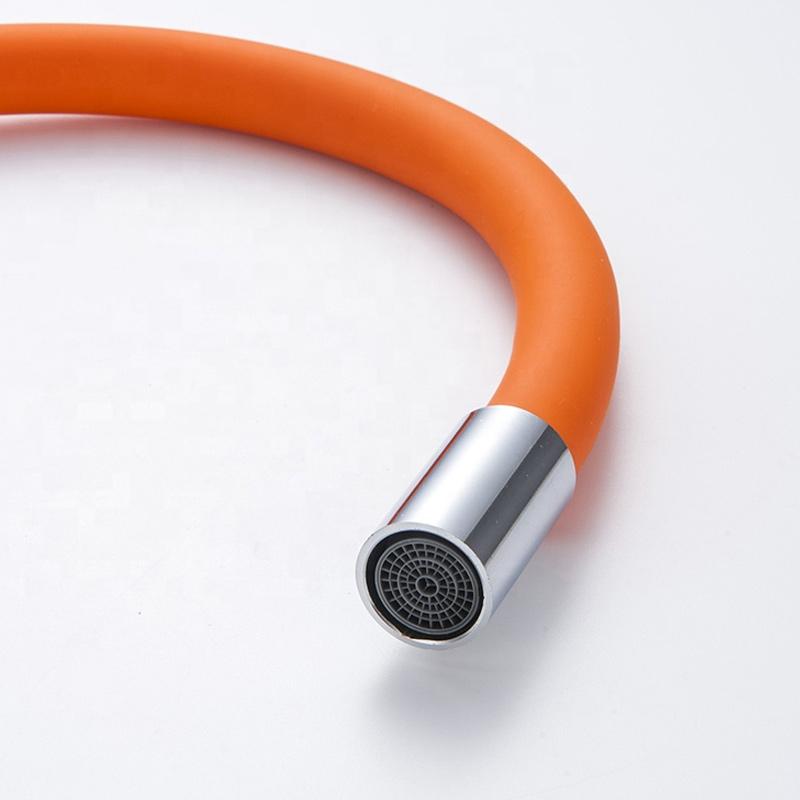 "Flexibelt svart/orange silikonförlängningsrör för kök, justerbart och universellt, passar de flesta kranar."