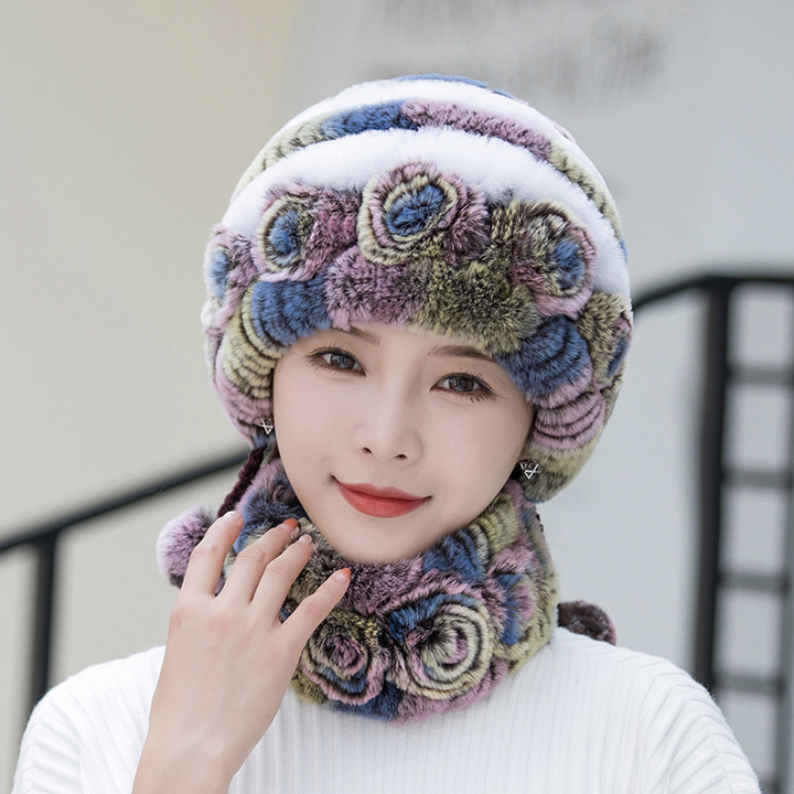 "Fluffig dam fuskpälsmössa i olika färger för varm vinterkomfort och stil, women's accessories."