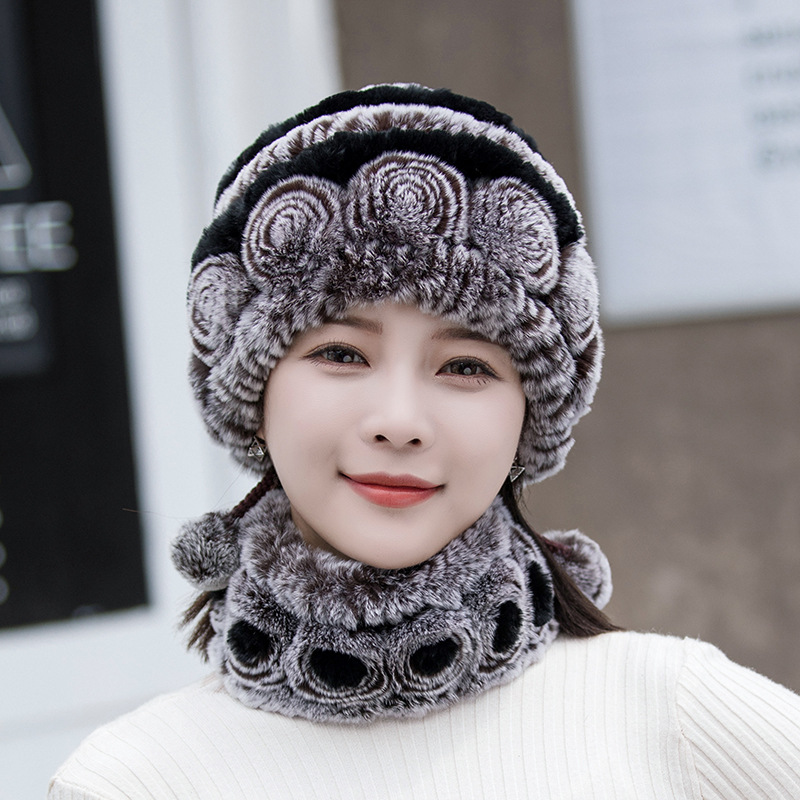 "Fluffig dam fuskpälsmössa i olika färger för varm vinterkomfort och stil, women's accessories."