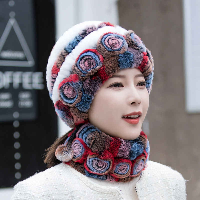 "Fluffig dam fuskpälsmössa i olika färger för varm vinterkomfort och stil, women's accessories."