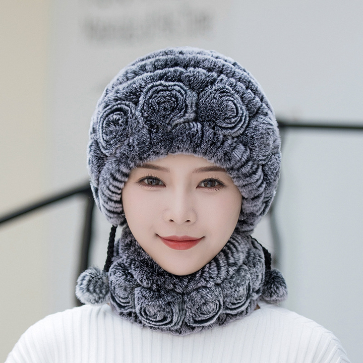 "Fluffig dam fuskpälsmössa i olika färger för varm vinterkomfort och stil, women's accessories."