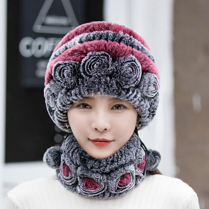 "Fluffig dam fuskpälsmössa i olika färger för varm vinterkomfort och stil, women's accessories."