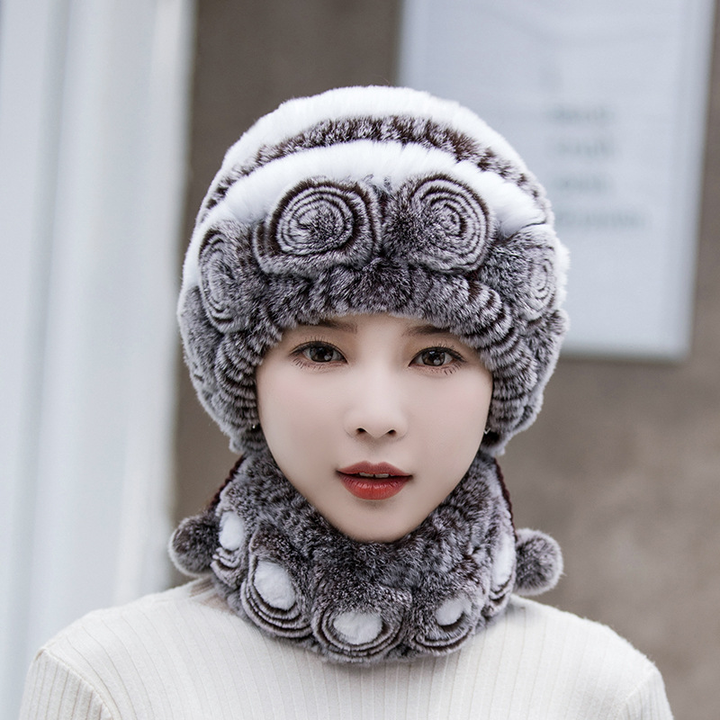 "Fluffig dam fuskpälsmössa i olika färger för varm vinterkomfort och stil, women's accessories."
