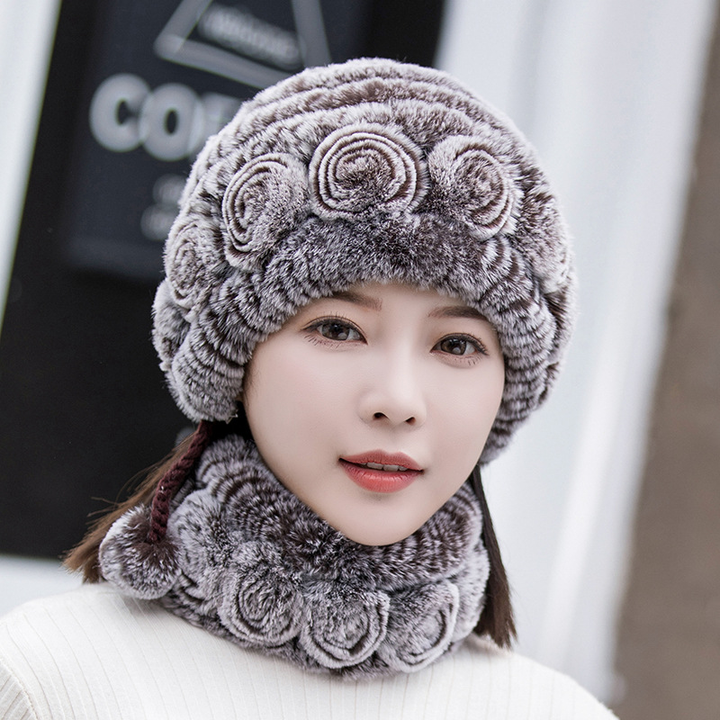 "Fluffig dam fuskpälsmössa i olika färger för varm vinterkomfort och stil, women's accessories."