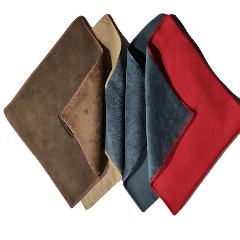"Fluffig mikrofiberhandduk, 30x30cm, absorberande, perfekt för biltvätt, finns i kaffe, grå, beige, och röd färg."