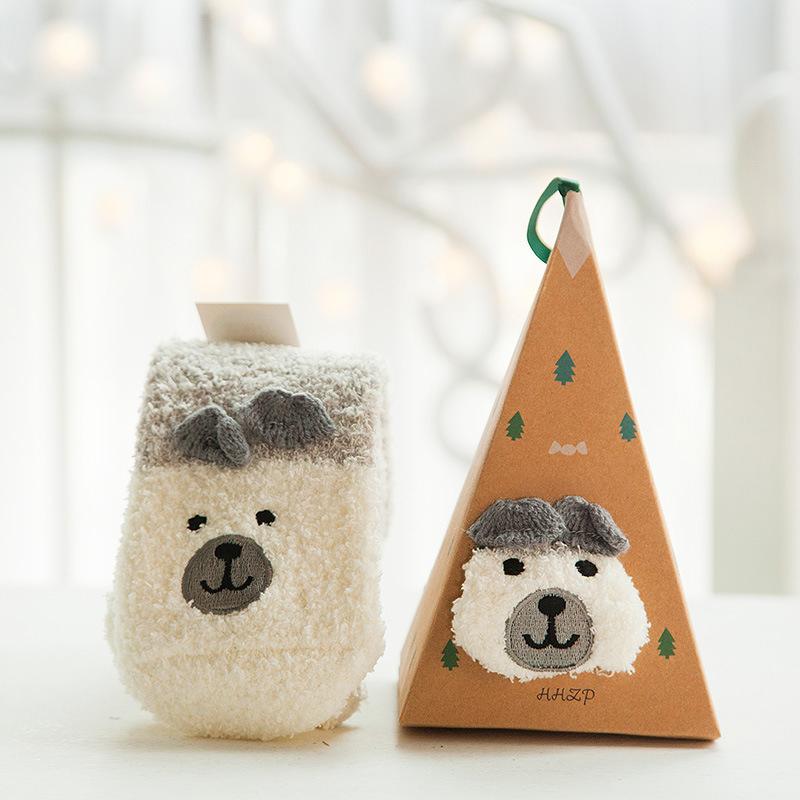 "Fluffiga julstrumpor i korallfleece, 4-pack, varma och mysiga, idealiska för vintern. Accessoar för tjejer och damer."