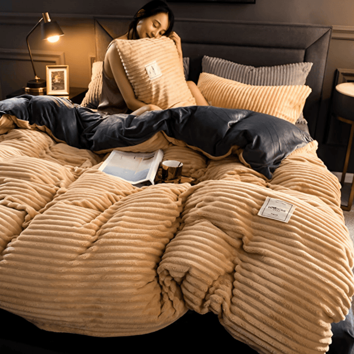 Detalj av fluffigt påslakan i microfiber, visar materialets kvalitet och mjuka textur för sängkläder.