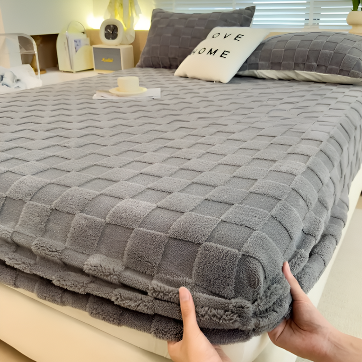 Komfortabelt vinterlakan, fluffigt spännlakan i mjuk polyester, idealiskt för kalla nätter.