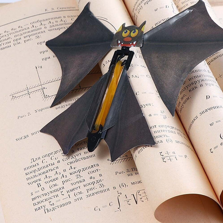 "Flygande fladdermus accessoar i grå/brun plast för Halloween, skrämmande dekoration för fest och cosplay"