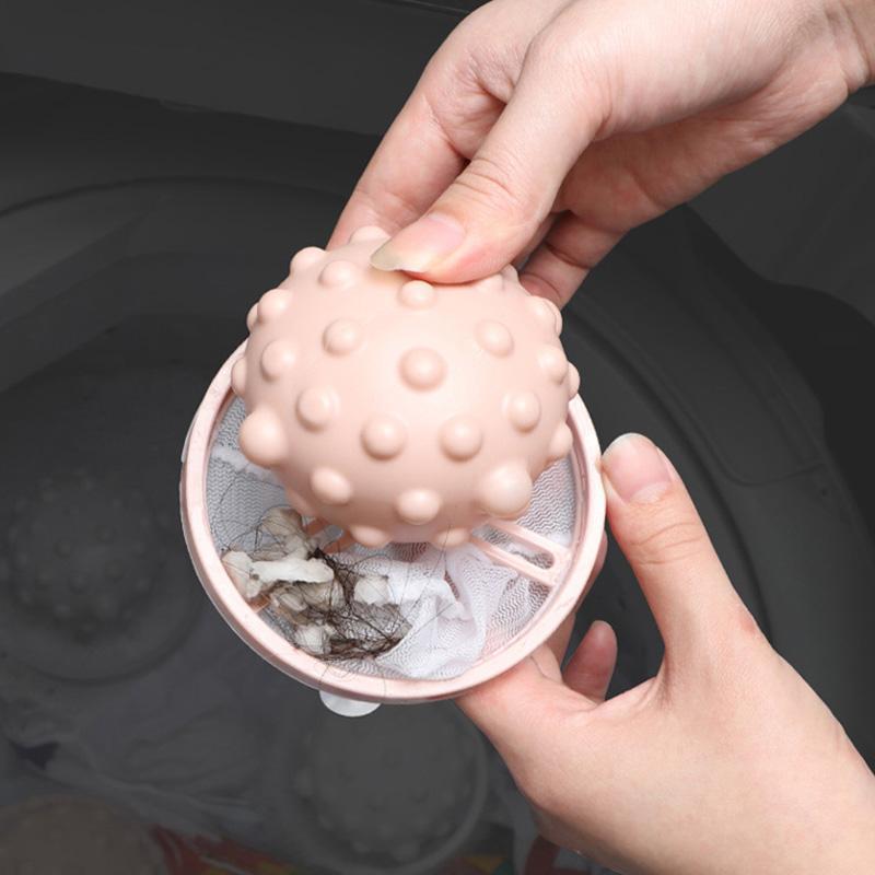 "Flytande husdjurshårfångare, blå färg, flyter ovanför kläderna i tvättmaskin för att samla djurhår effektivt."